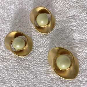 Vintage Brushed Gold Tone Clip On Earrings And Necklace Pendant Set